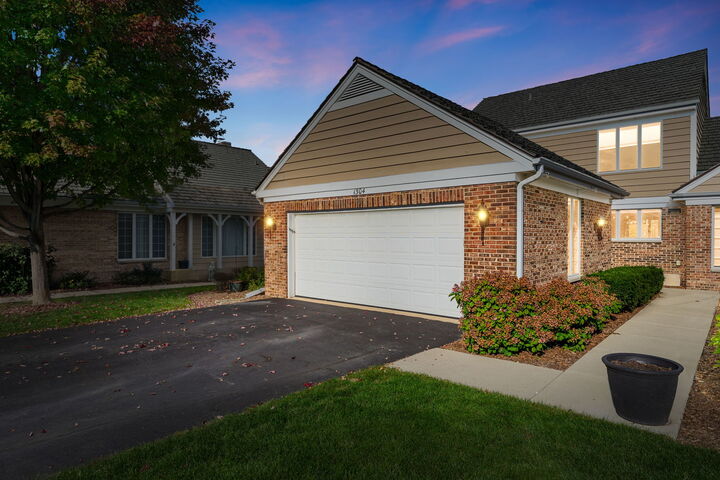 Property Photo:  1304 Shire Circle 4  IL 60067 