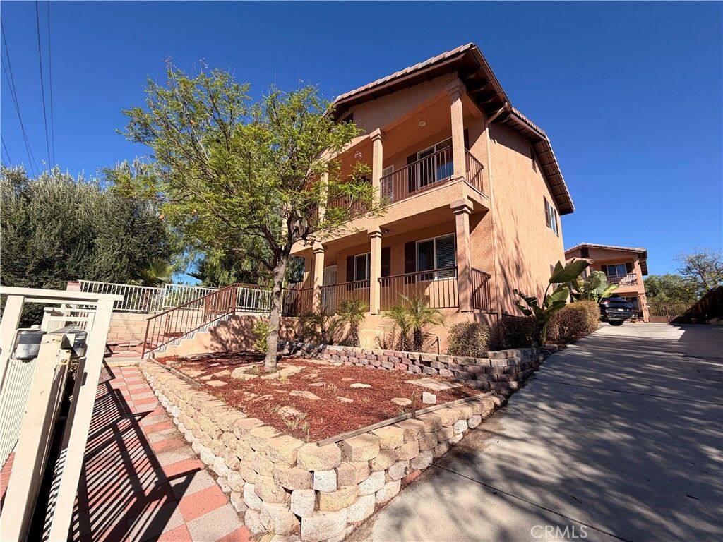 Property Photo: 905 W Sumner CA 92530
