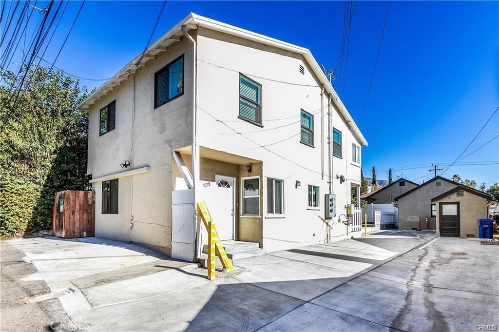 Property Photo: 229 N Mayflower CA 91016