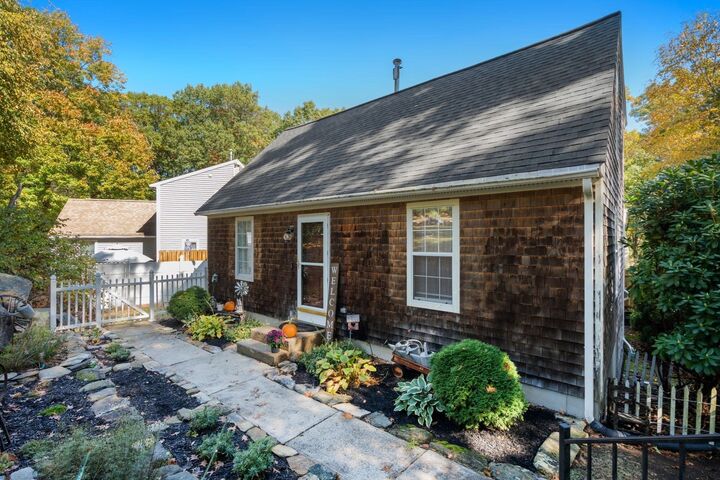 Property Photo:  4 Williamsburg Dr  MA 01569 