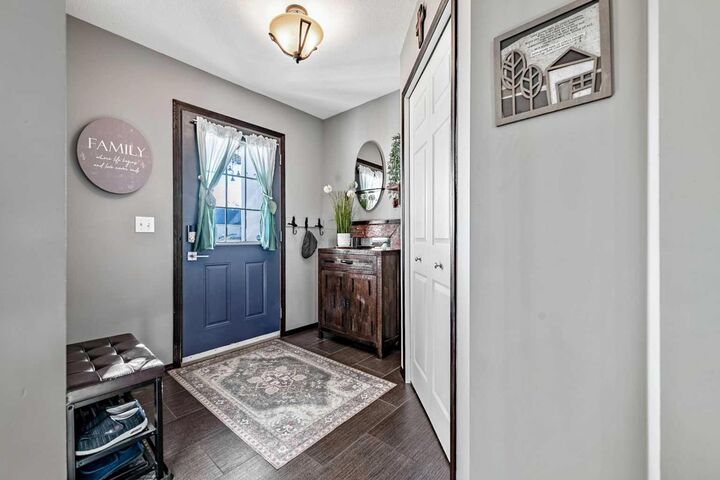 Property Photo:  32 Sunrise Close SE  AB T1V 1Z3 