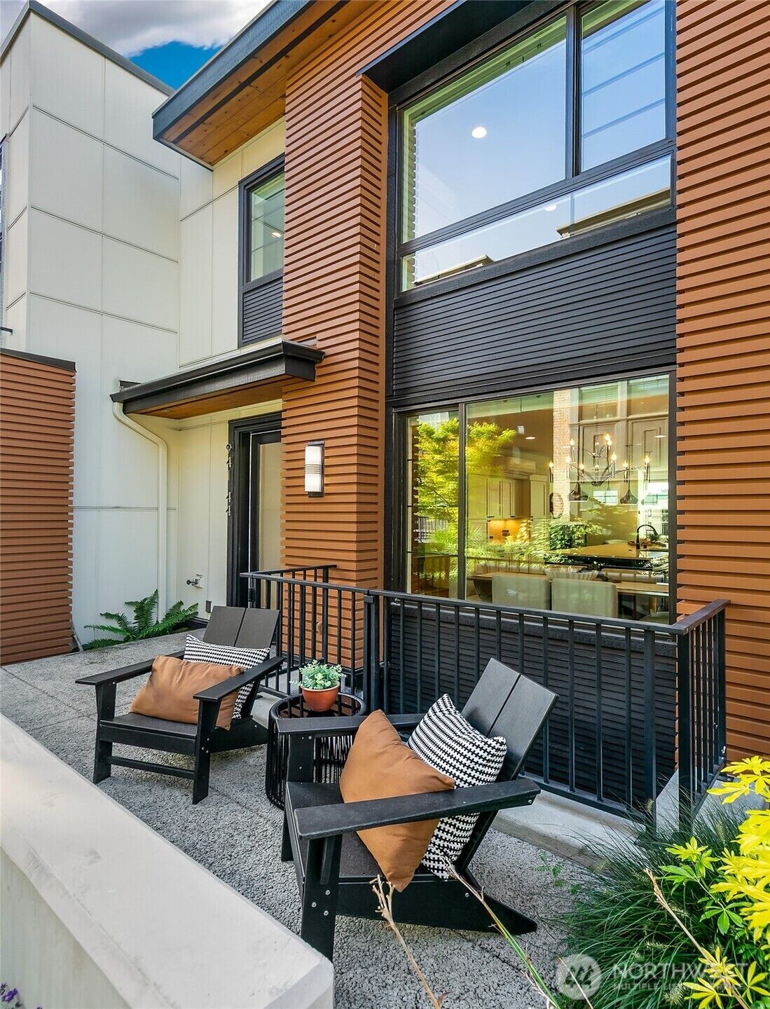 Property Photo:  941 W McGraw Street 44  WA 98119 