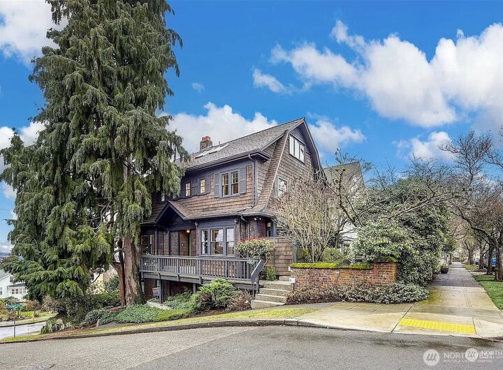 Property Photo: 2002 12th Avenue E WA 98102