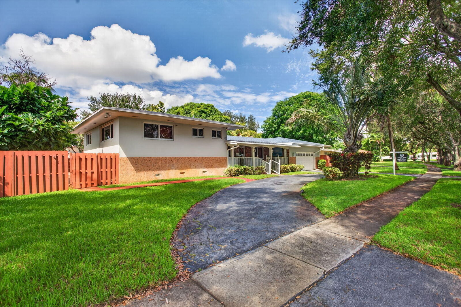 Property Photo:  291 SW 60th Avenue  FL 33317 