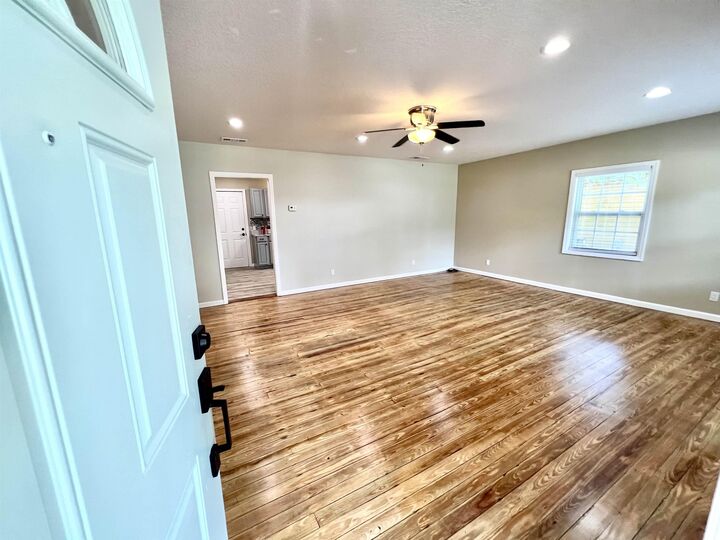 Property Photo: 804 W 2nd St FL 32084