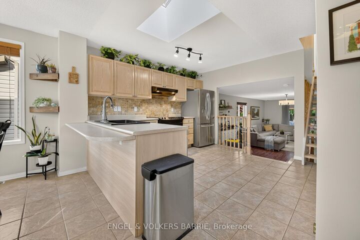 Property Photo:  40 Willow Drive  ON L4N 8T2 