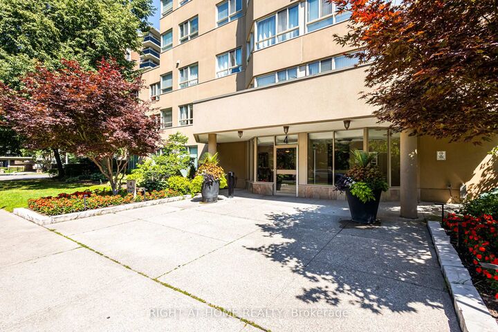 Property Photo:  4 Park Vista Drive 912  ON M4B 3M8 