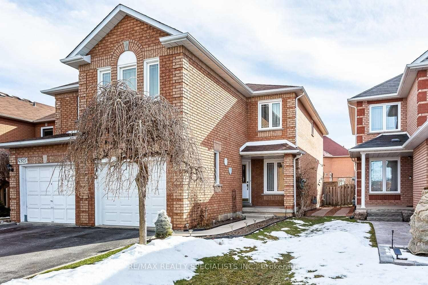 Property Photo:  6923 Dillingwood Drive Main &Amp 2nd  ON L5N 6Z7 