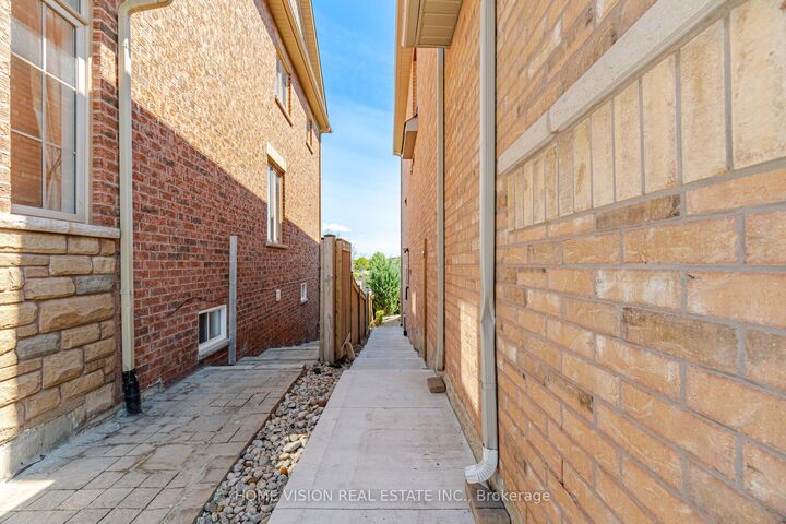 Property Photo:  18 Intrigue Trail Bsmt  ON L6X 0W8 