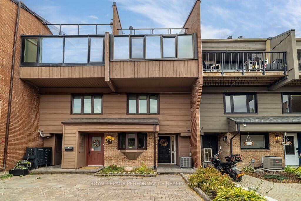 Property Photo:  251 Bruyere Street 2  ON K1N 5E5 