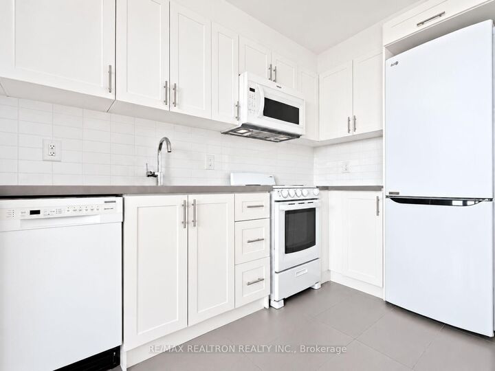 Property Photo:  1500 Bathurst Street 1004  ON M5P 3L3 