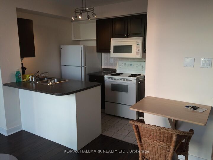 Property Photo:  650 Queens Quay W 1817  ON M5V 3T1 