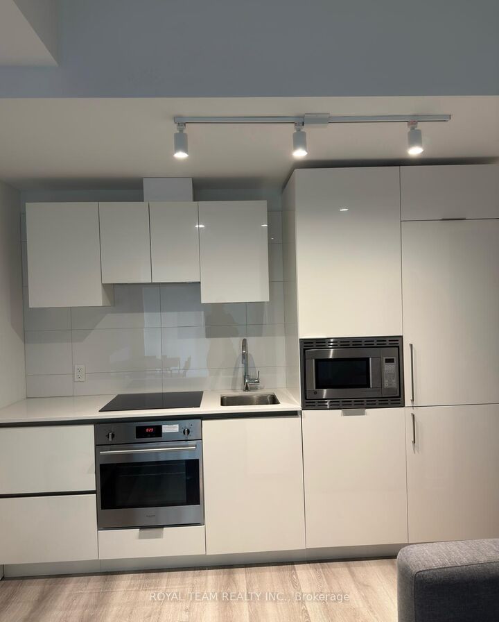 Property Photo:  238 Simcoe Street W 1406  ON M5T 0E2 