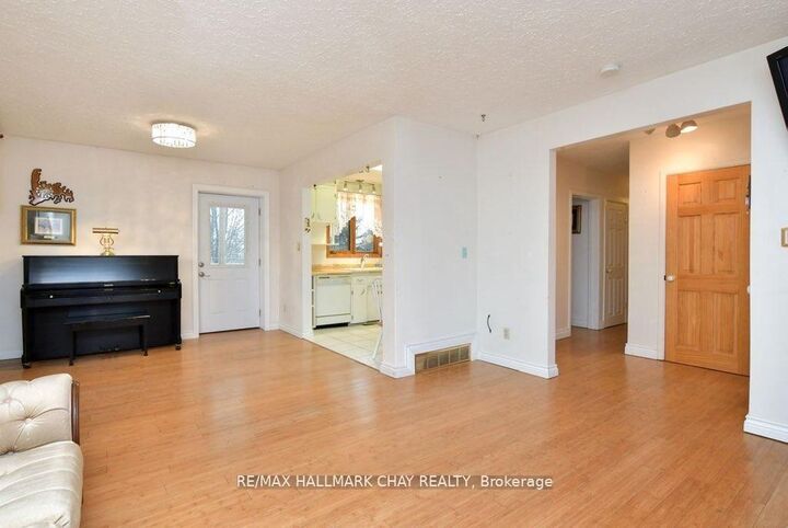 Property Photo:  18 Elm Street A  ON L9R 1M8 