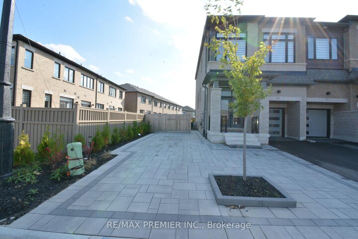 Property Photo:  101 Kinloss Street  ON L4H 5J5 