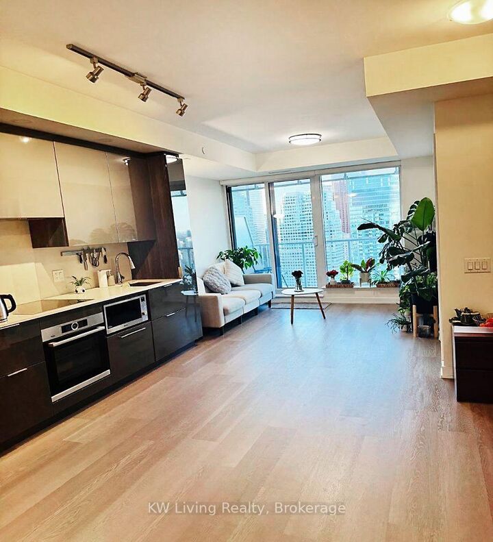 Property Photo:  28 Freeland Street 5405  ON M5E 0E3 