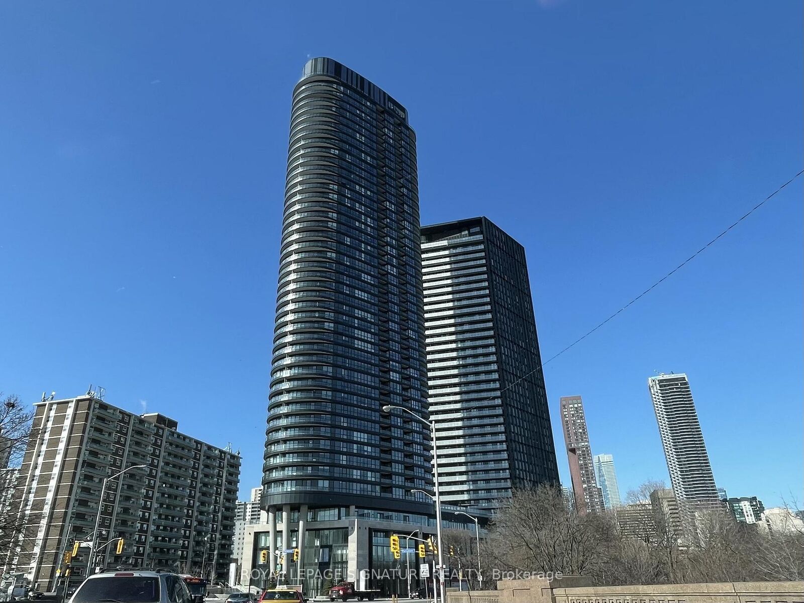 Property Photo:  585 Bloor Street E 1916  ON M4W 0B3 