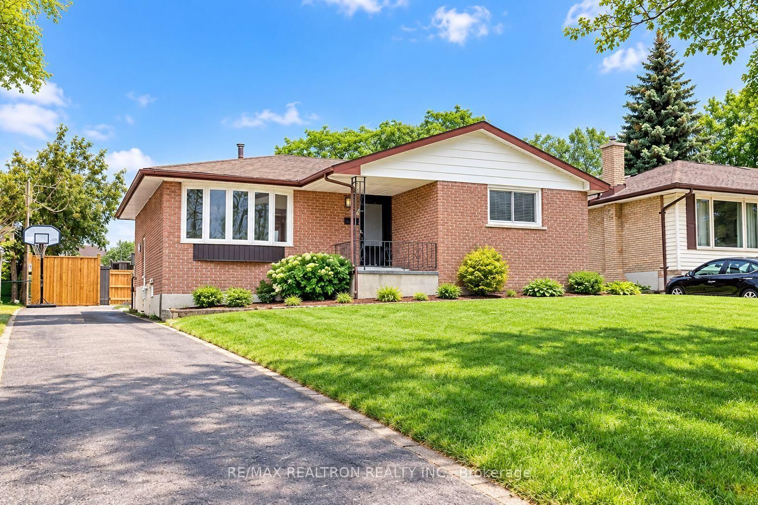 Property Photo:  44 Cynthia Court Unit 1  ON L4M 2X4 