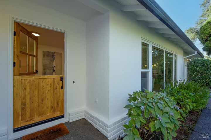 Property Photo:  2 Via La Cumbre  CA 94904 