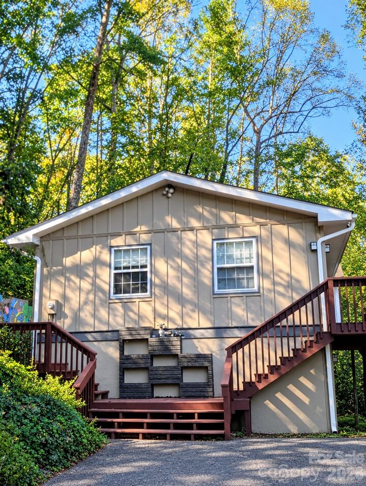 Property Photo:  8 Riverbend Drive  NC 28805 