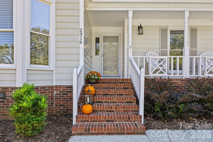 Property Photo: 2916 Winghaven Lane NC 28210