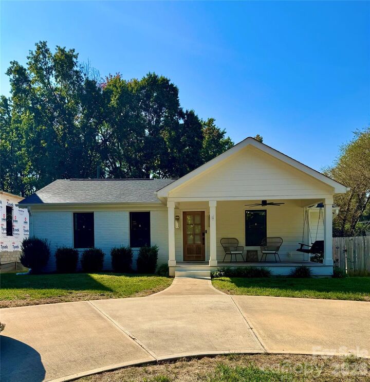 Property Photo: 512 Manhasset Road NC 28209