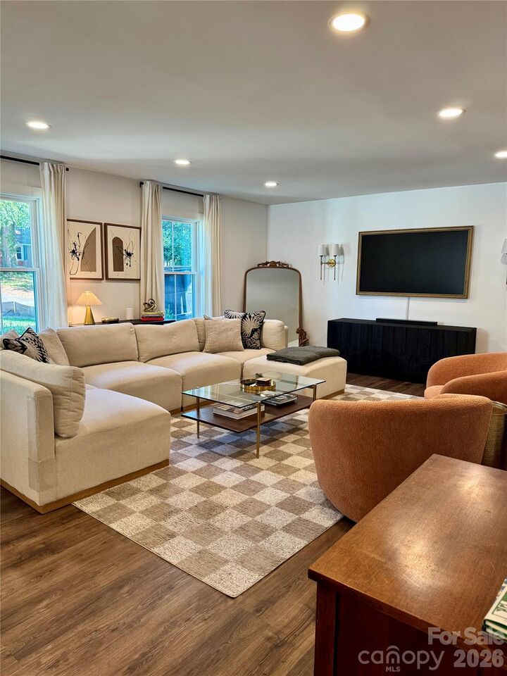 Property Photo:  512 Manhasset Road  NC 28209 
