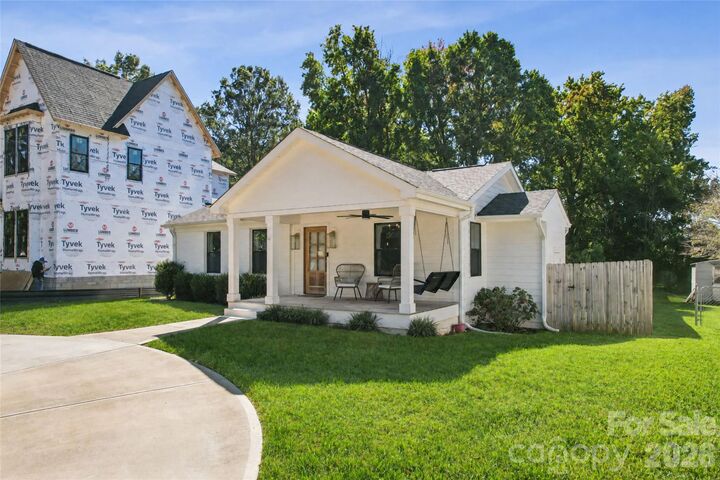 Property Photo:  512 Manhasset Road  NC 28209 