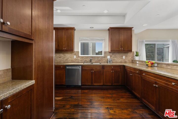 Property Photo:  7249 Franklin Ave, Unit 401  CA 90046 