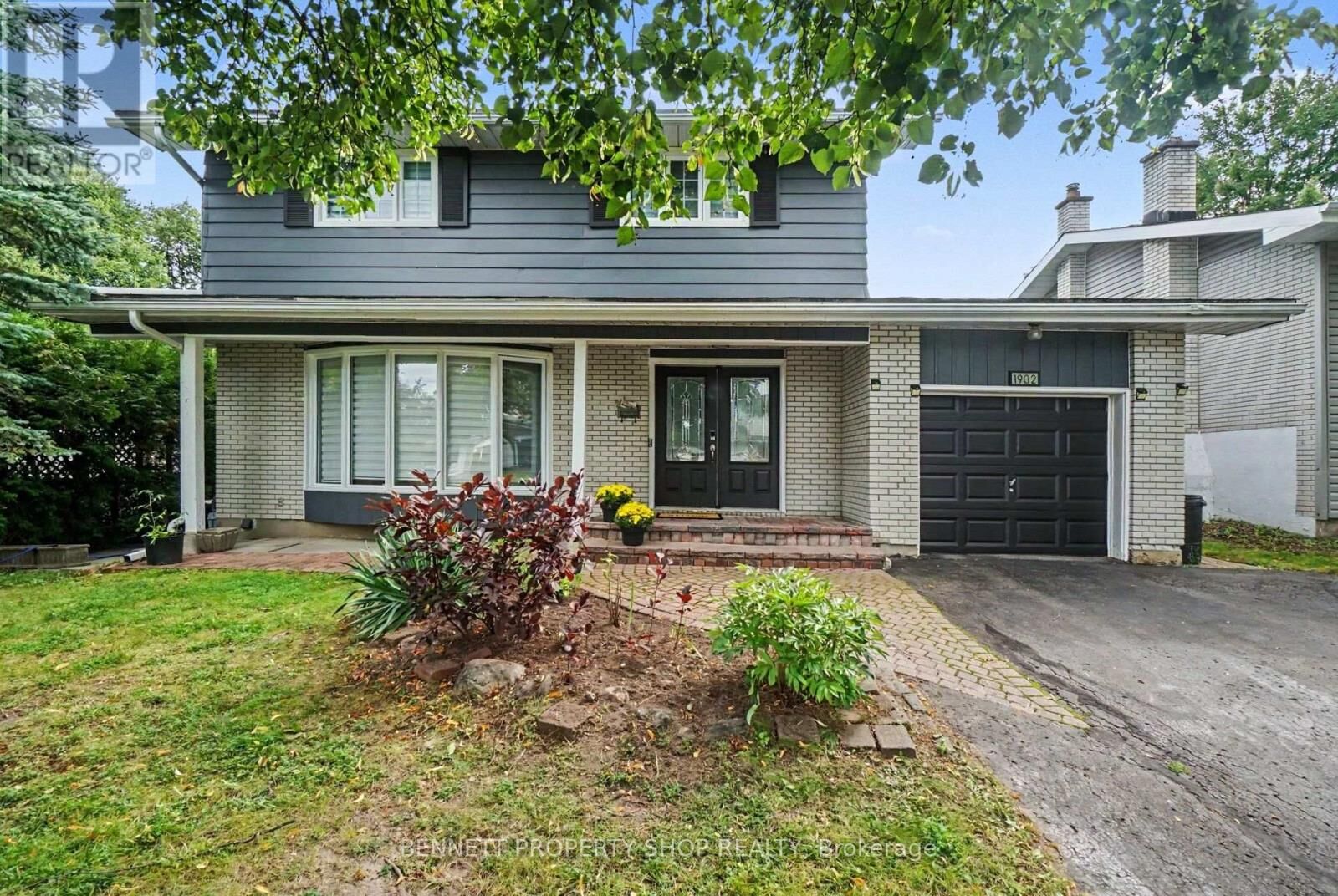 Property Photo:  1902 Featherston Drive  ON K1H 6P5 