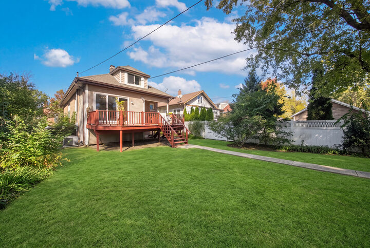 Property Photo:  5685 N New Hampshire Avenue  IL 60631 