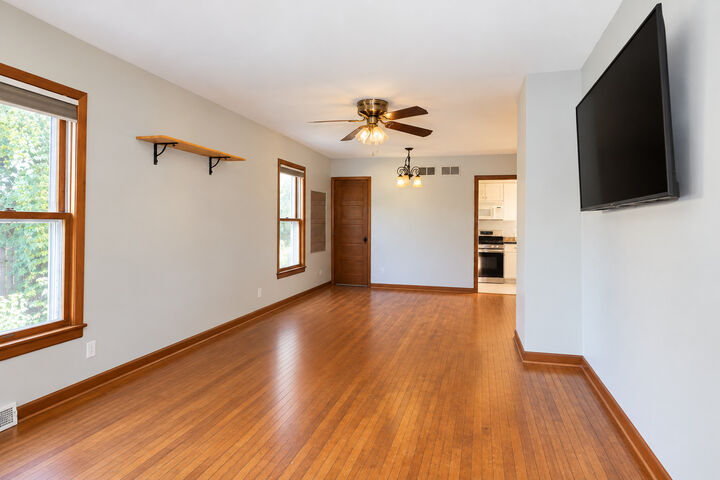 Property Photo:  113 S Oakwood Avenue  IL 60185 