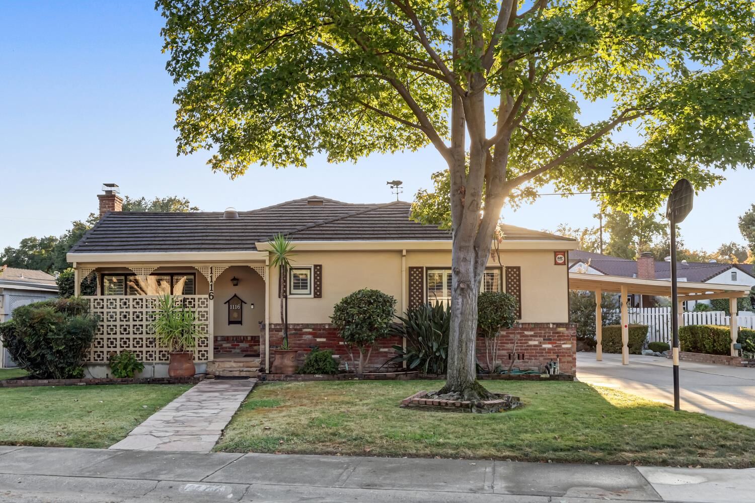 Property Photo:  1116 Darnel Way  CA 95822 
