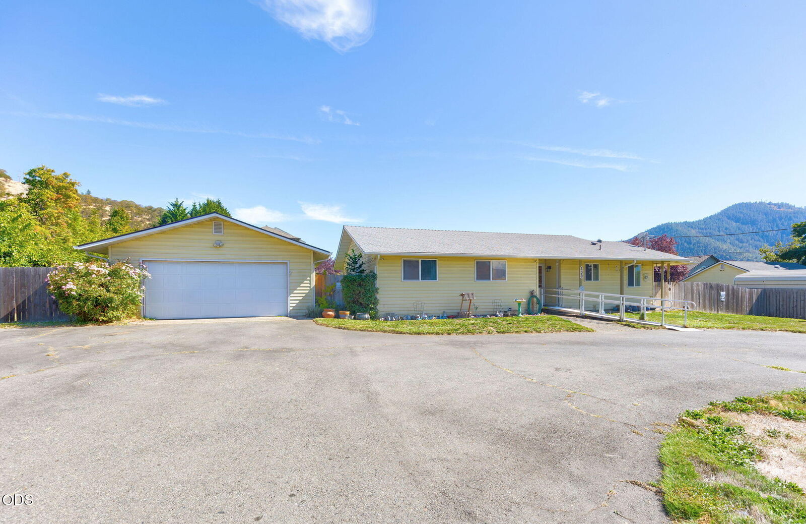 Property Photo:  309 NE Terry Lane  OR 97526 