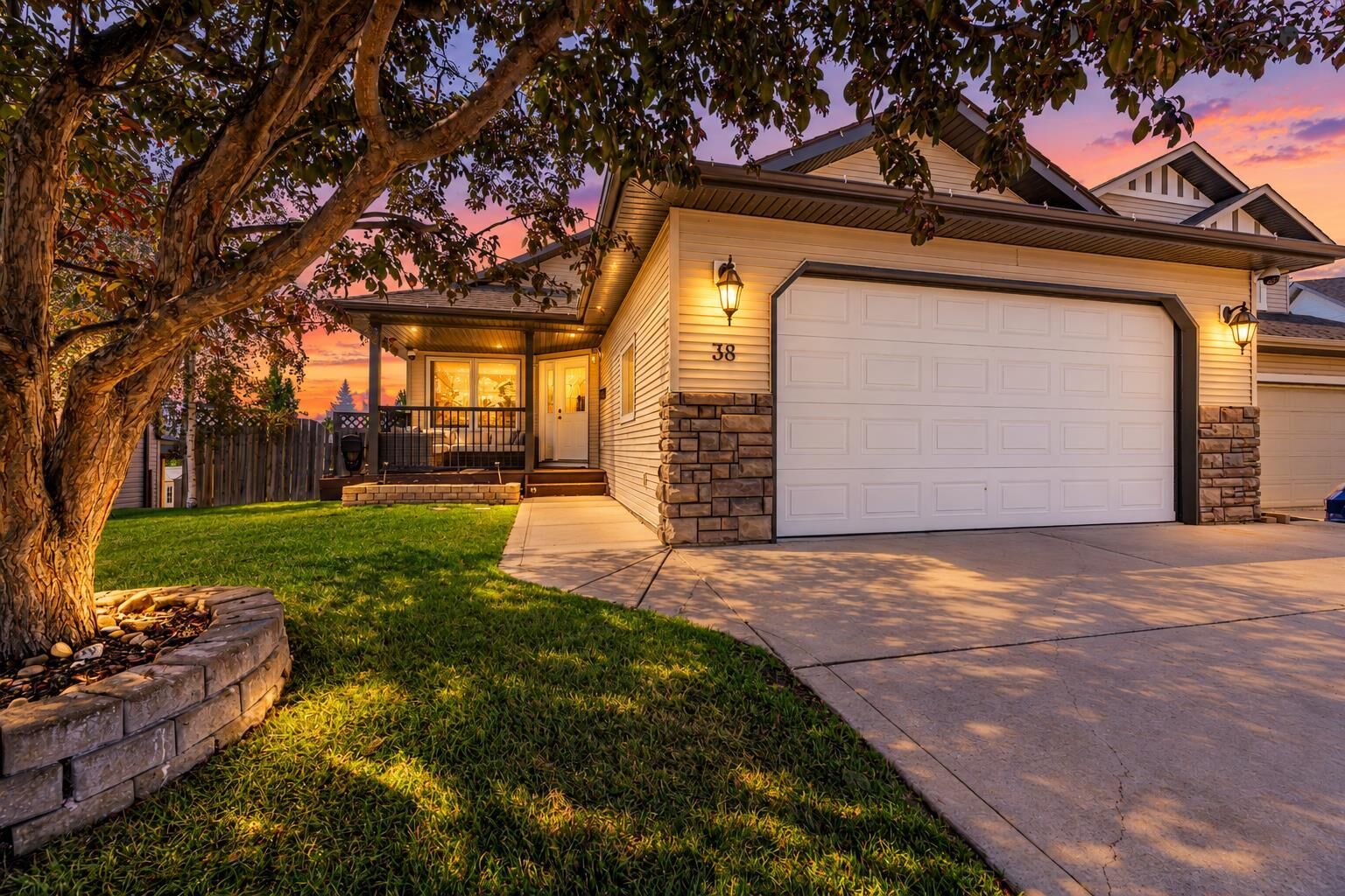Property Photo:  38 Ivany Close  AB T4R 0A1 