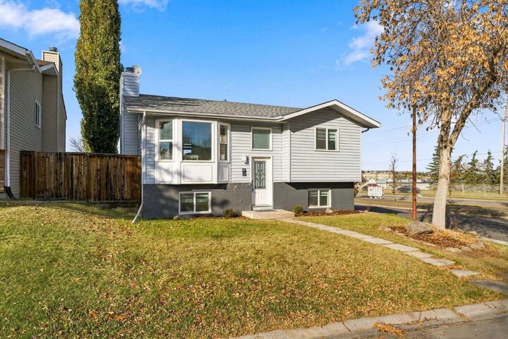 Property Photo:  112 Macewan Meadow Crescent NW  AB T3K 3H2 