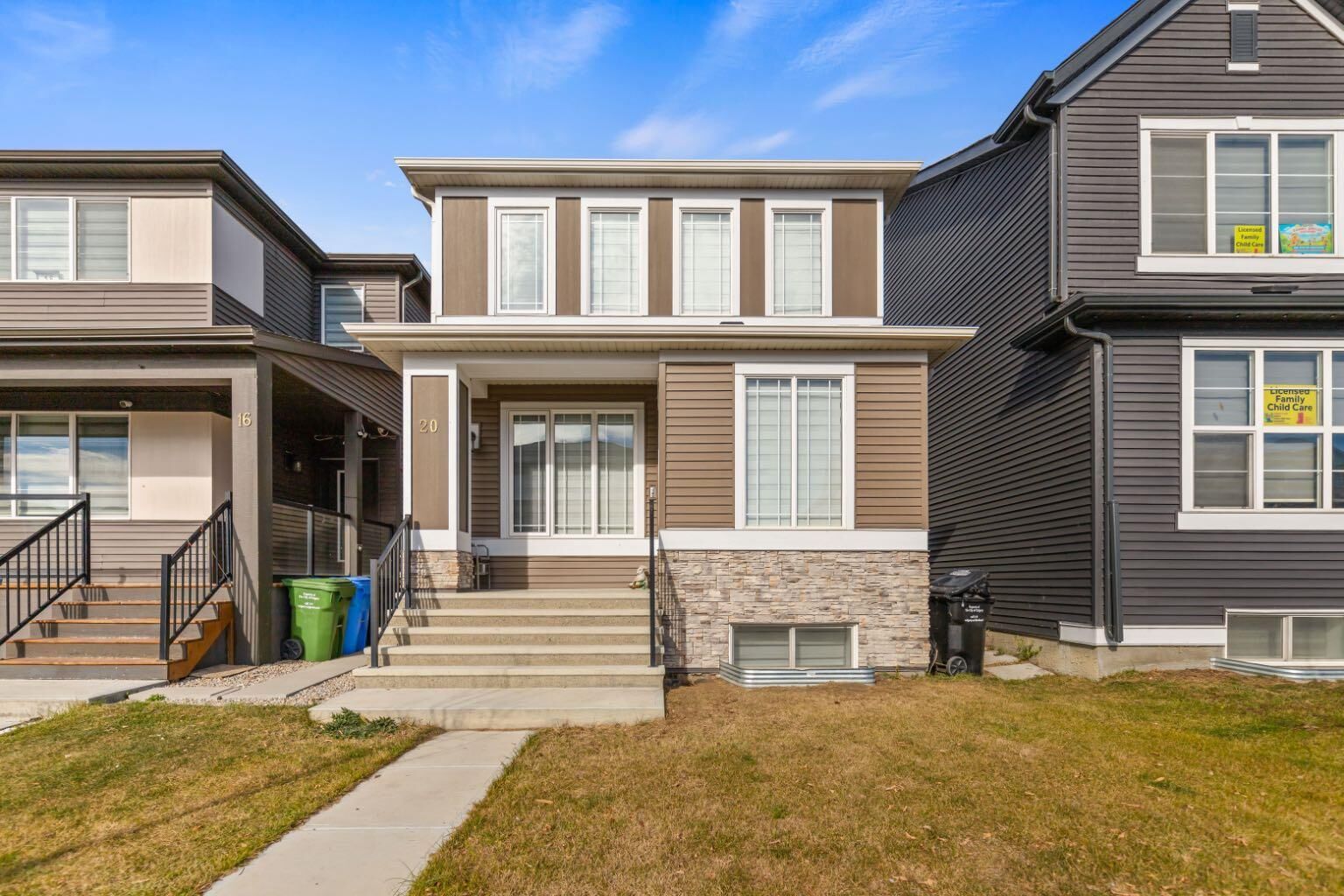 Property Photo:  20 Corner Glen Avenue NE  AB T3N 2L6 