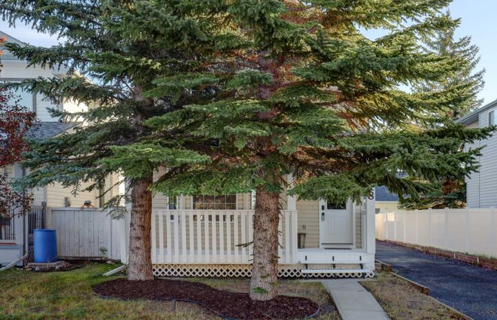 Property Photo:  28 Woodside Circle NW  AB T4B 2H8 