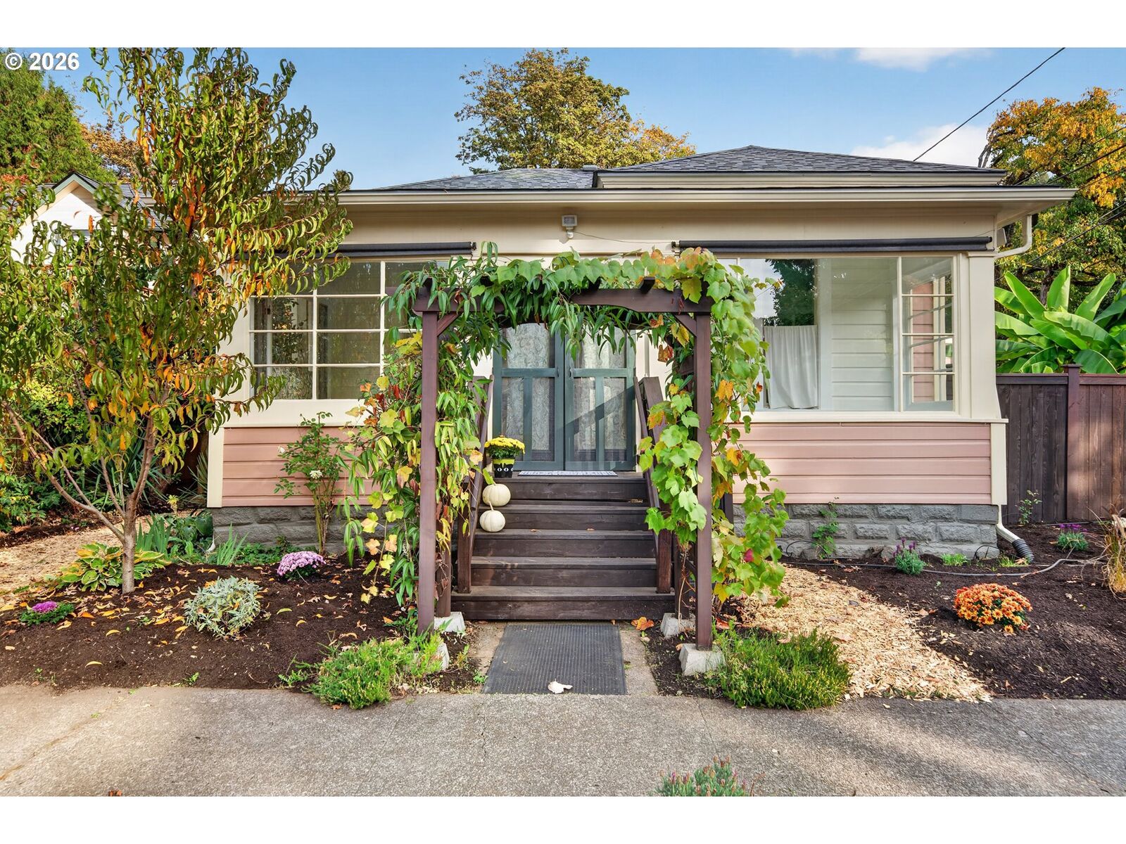 Property Photo:  841 Jackson St  OR 97402 