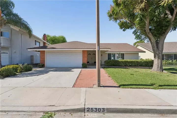 Property Photo:  25303 Via Calinda  CA 91355 