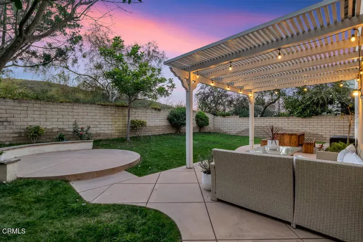 Property Photo:  609 Camino Del Sol  CA 91320 