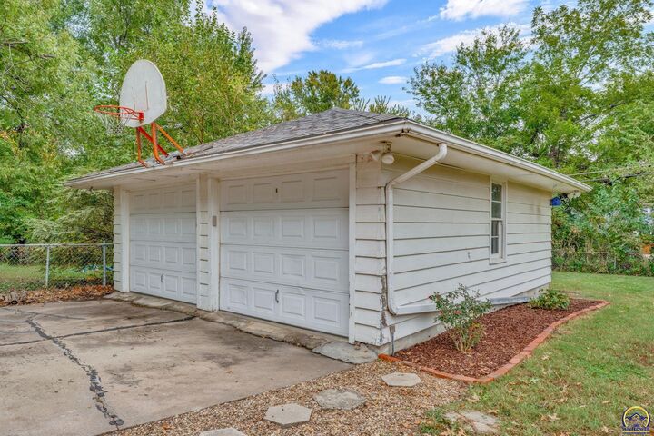 Property Photo:  1944 SW Seabrook Ave  KS 66604 