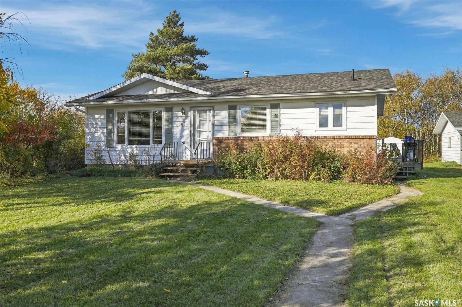 Property Photo:  305 3rd Avenue  SK S0G 1K0 