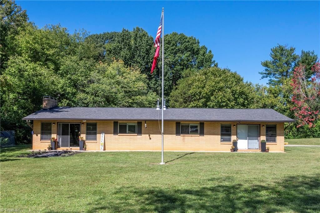 Property Photo:  490 Pinecroft Boulevard  NC 27295 