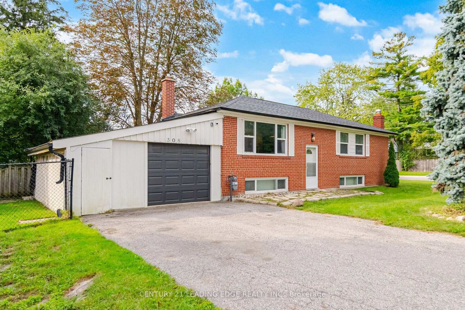 Photo de la propriété: 308 Rupert Avenue ON L4A 1C9