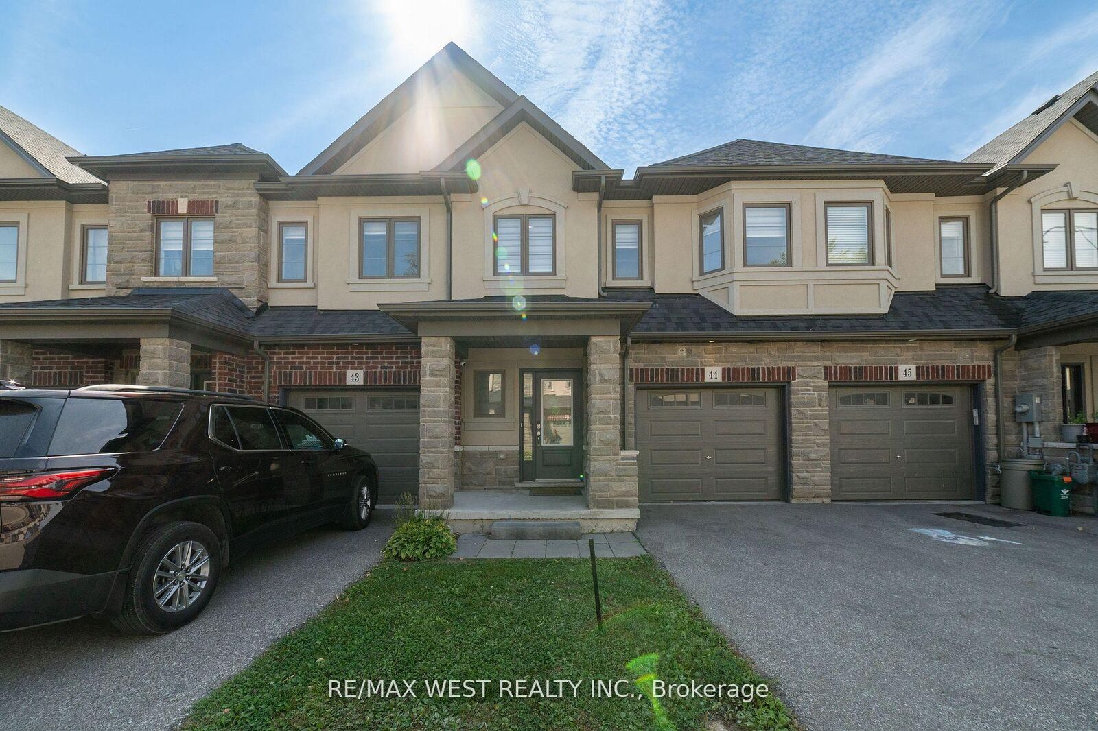 Property Photo:  324 Equestrian Way 44  ON N3E 0E2 