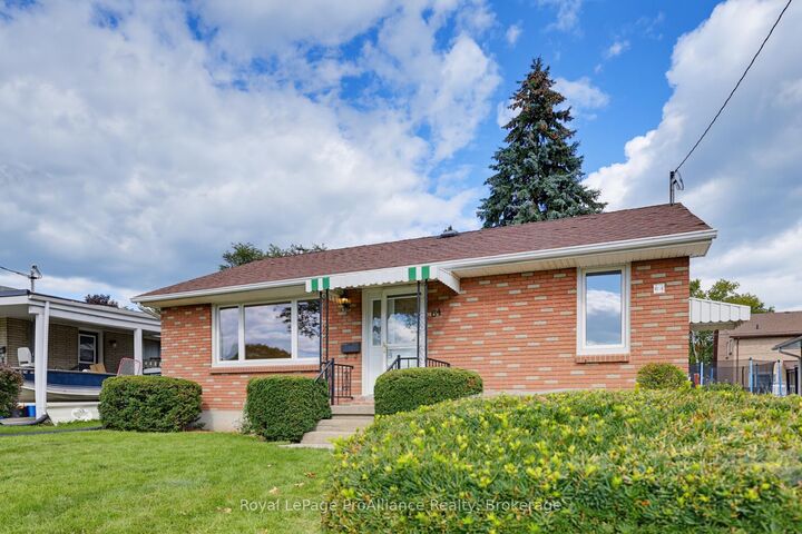 Property Photo:  64 Elizabeth Crescent  ON K8N 1K5 