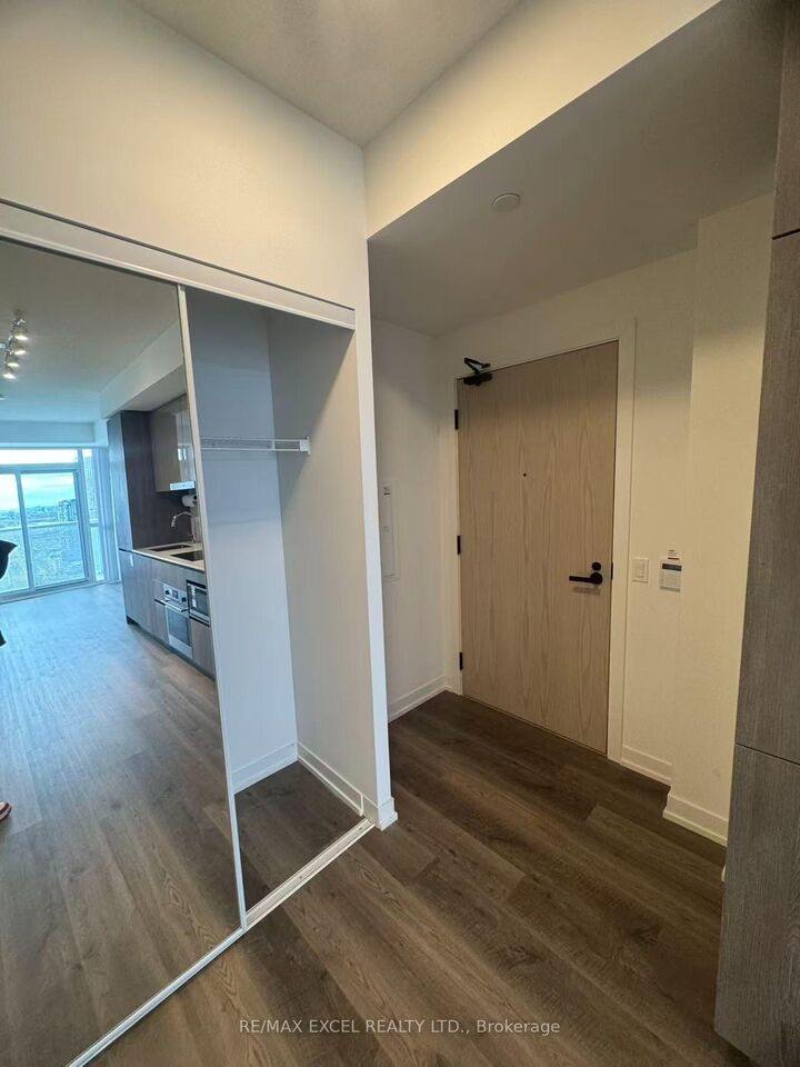 Property Photo:  8 Interchange Way 4307  ON L4K 0R2 