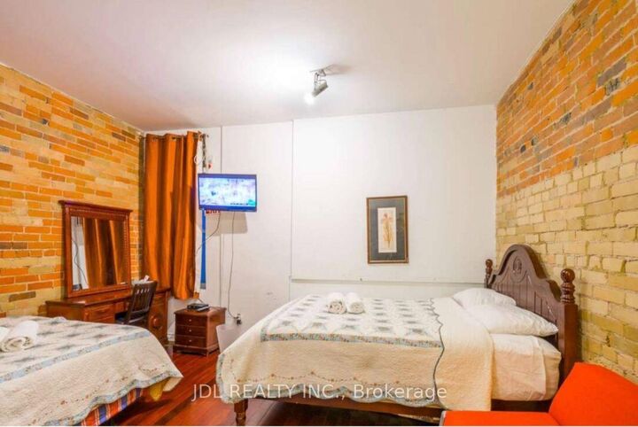 Property Photo:  118 Shuter St Street Master Room 2nd Floor  ON M5A 1V8 