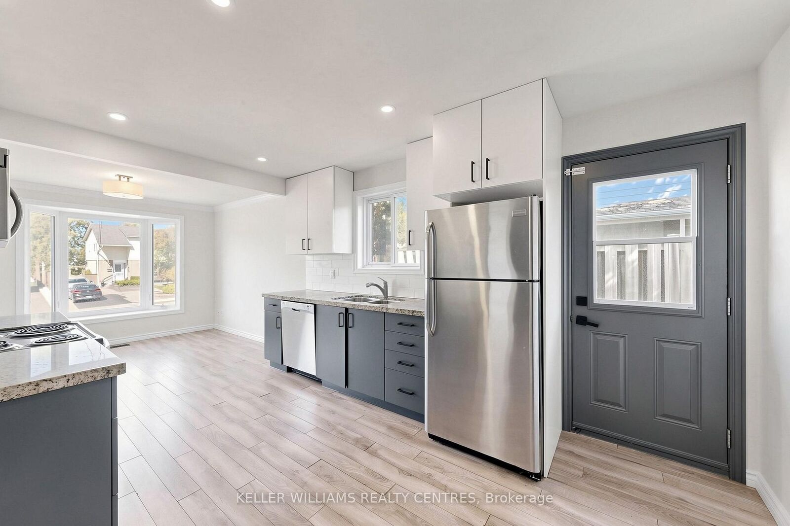 Property Photo:  807 Greenfield Crescent Upper  ON L3Y 3B2 